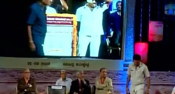 â€˜Packetâ€™ hurled on stage shared by CM, Union Min, ex-CJI