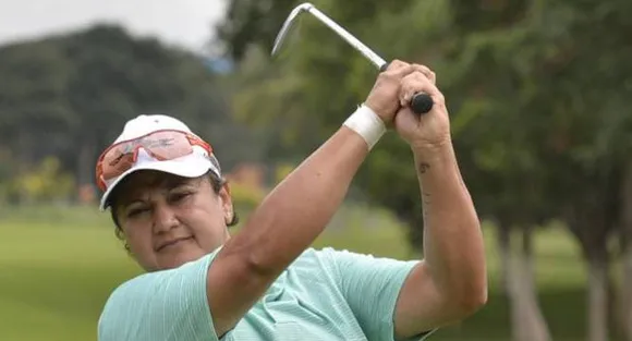 Smriti fires three-under to grab early lead