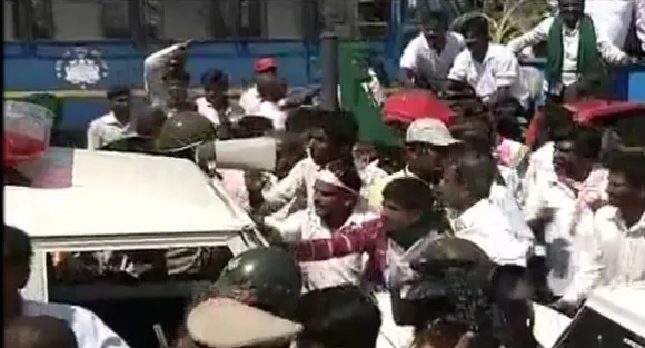 Bengaluru farmers' protest disrupts traffic flow