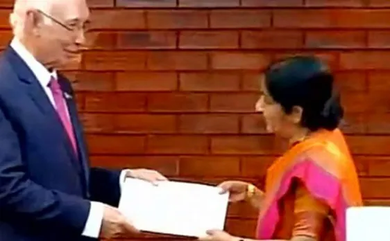 Sartaj Aziz hands over SAARC summit invitation to Sushma Swaraj in Pokhara