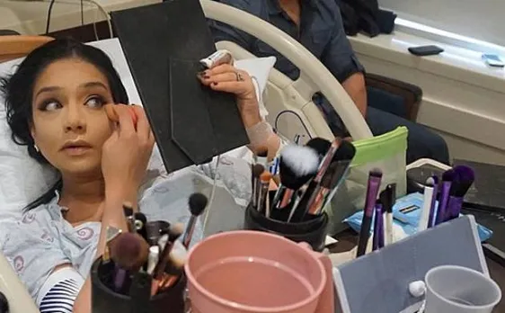 Woman in labor pain applies full face makeup, turns hospital room into a beauty parlor