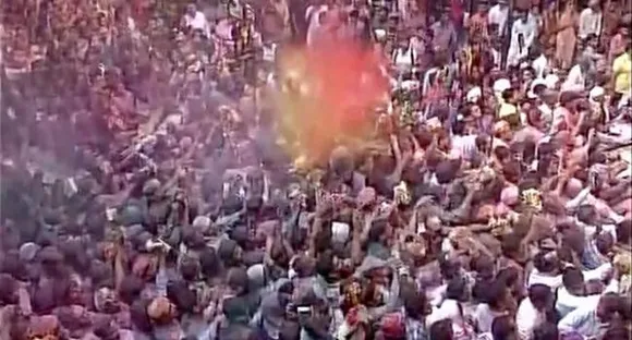 <b><font color='red'>HAPPY HOLI!</font></b> India shouts out loud to celebrate the day