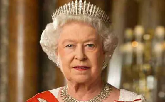 Queen Elizabeth hands out 90th birthday coins