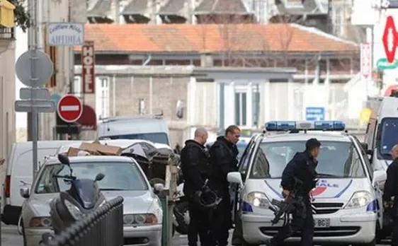 Gunman arrested, police deployed near site of Paris attacks