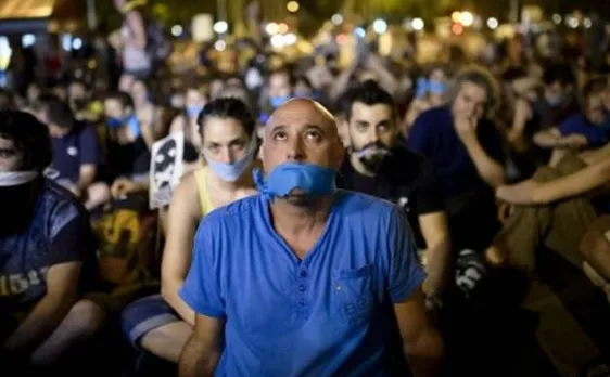 Spain fines journalist over arrest photograph under 'gag law'