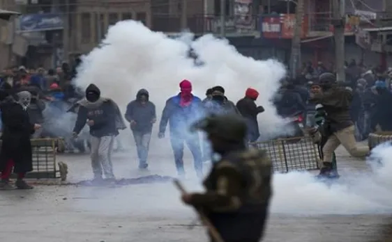 Fresh clashes in Kashmir, 2 hurt; CM Mehbooba Mufti visits victims' kin