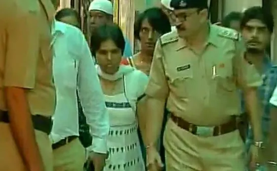Rights activist Trupti Desai enters Mumbaiâ€™s Haji Ali Dargah