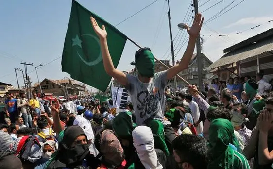 Pakistan flags displayed during Hurriyat procession in Kashmir