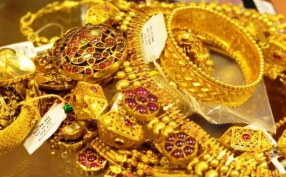 Gold losses sheen, hits 6-week low on global cues