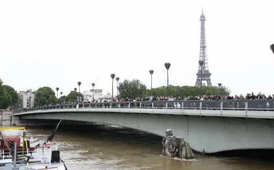 Paris floods stabilise as Seine starts to recede