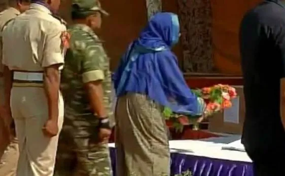 Pampore encounter: Mehbooba Mufti, Nirmal Singh attend wreath laying ceremony for martyrs
