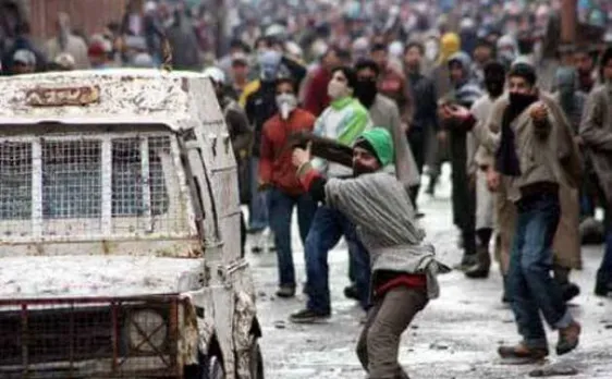 Curfew continues in Kashmir; Newspapers fail to hit stands in Valley for second day