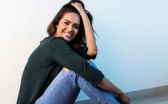 Bollywood Actress Esha Gupta to will be seen with  Ajay Devgn in  'Baadshaho'