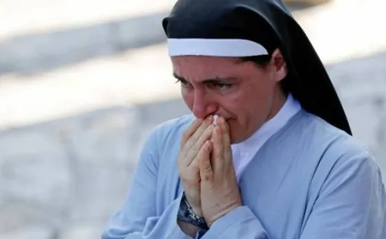 Italy earthquake: Nun photo-texts friends 'adieu', survives