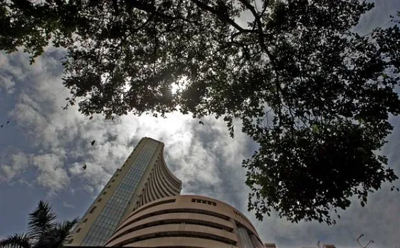 Market ends lower for second straight week, down 295 points
