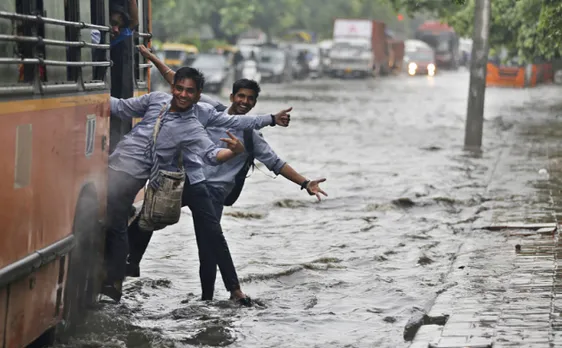 Heavy downpour brings traffic woes in Delhi, leads to dip in mercury level