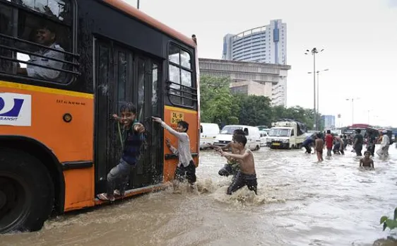 Heavy rain lashes Delhi for 2nd consecutive day; traffic crawls   