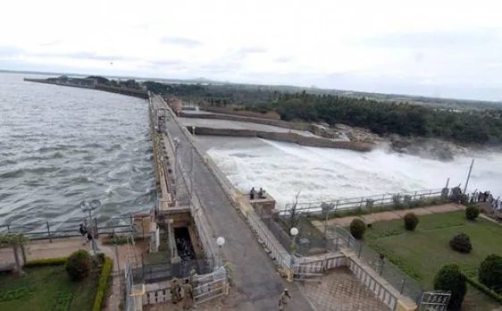 SC asks Karnataka, Tamil Nadu not to lock horns over Cauvery water dispute