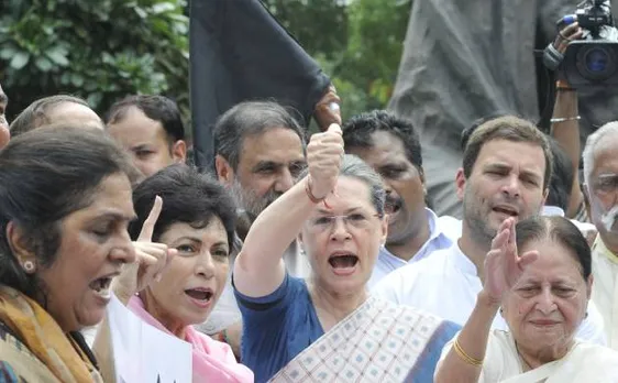 Cong woman wing protests outside AAP office in CD case