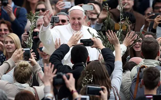 Vatican: Pope hails volunteers as â€˜artisans of mercyâ€™ on eve of Mother Teresa sainthood