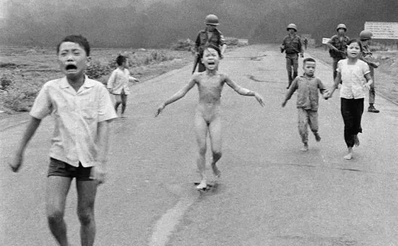 Facebook rescinds censor on iconic photo of Vietnamese girl victim 