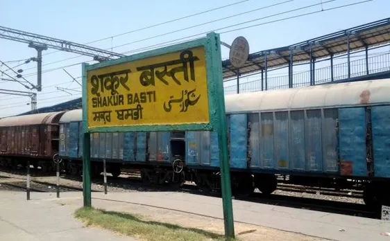Delhi: Armed robbers loot passengers near Shakur Basti train station