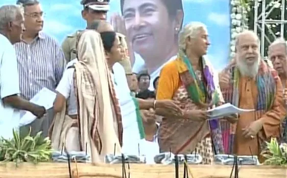 Singur Tata Nano row: Mamata Banerjee hands over 800 compensation cheques to farmers