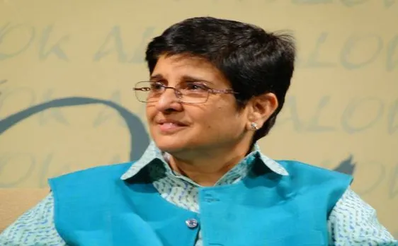 Lt Governor Kiran Bedi  joins Coast Guard and volunteers in cleaning garbage from the beach