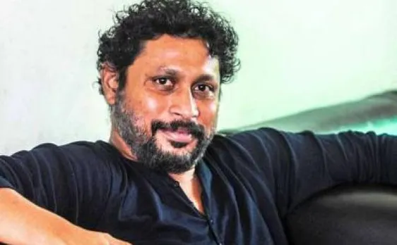  Taapsee Pannu touches producer Shoojit Sircar's feet 