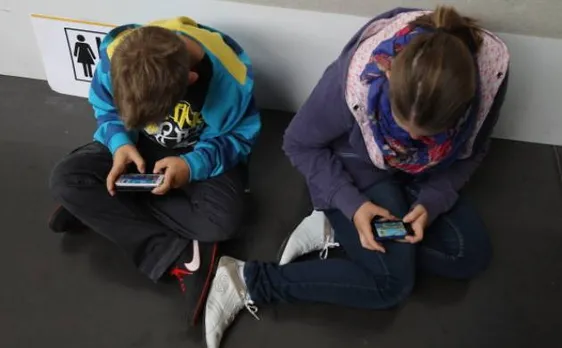 UK Mobile Consumer Survey 2016: Citizens collectively look at their smartphones over a billion times a day