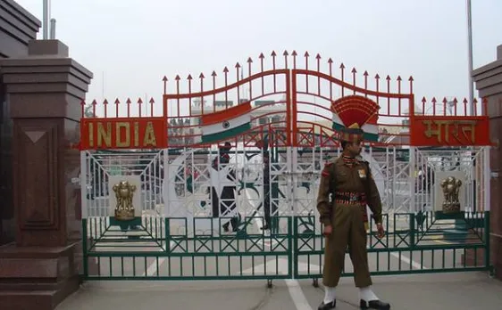 Wagah border ceremony: Soaring Indo-Pak relations, Pakistani crowd pelt rocks at Indians during beating retreat 