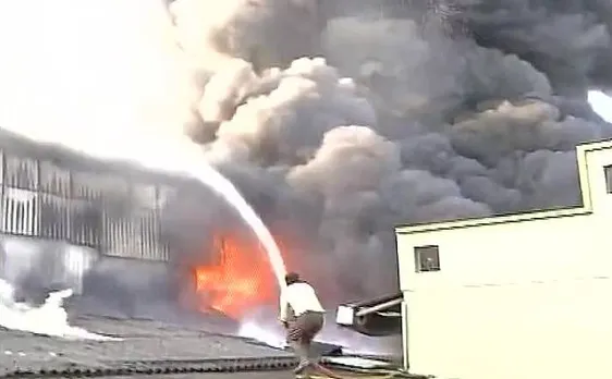 Major fire breaks down in a factory in Bhopal; smokes can be seen from some kilometers