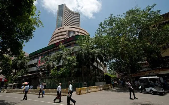 Sensex dips 201 points as oil fears make a comeback