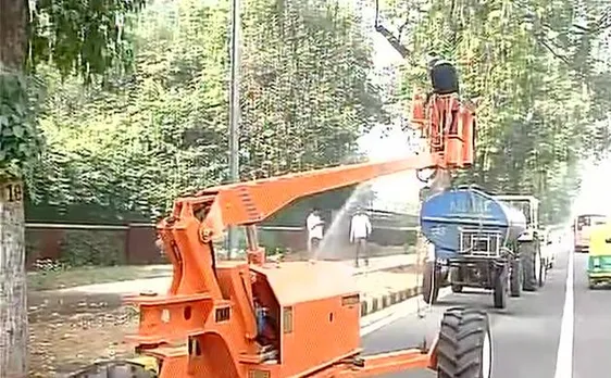 Live updates | The great smog of Delhi: NGT slams govt for inaction; NDMC begins sprinkling water on roads  