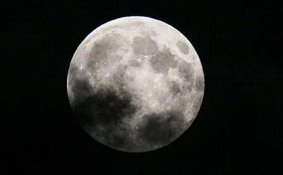 Supermoon rises above the horizon, Queensland skies dazzle