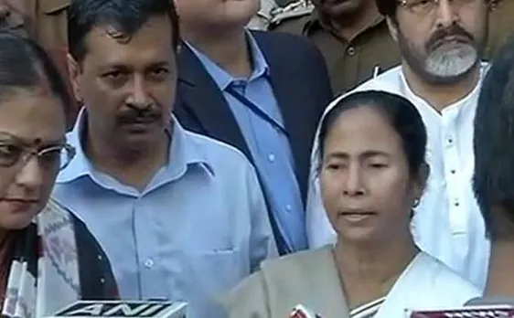 Currency ban: Mamata Banerjee, Arvind Kejriwal protest outside RBI office; demand roll back in 3 days
