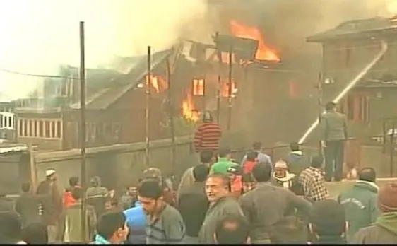 Watch: Massive fire breaks out in residential area in Buchwara Dalgate, Srinagar