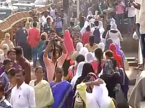 Watch: Women activists enter Mumbaiâ€™s Haji Ali Dargah after winning long legal battle