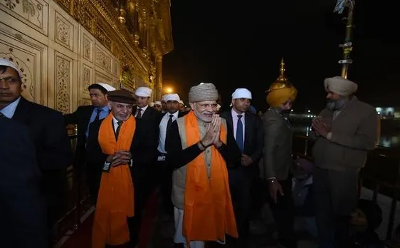 PM Modi, Afghanistan President Ashraf Ghani visit Golden Temple; Offers prayer, serves langar 