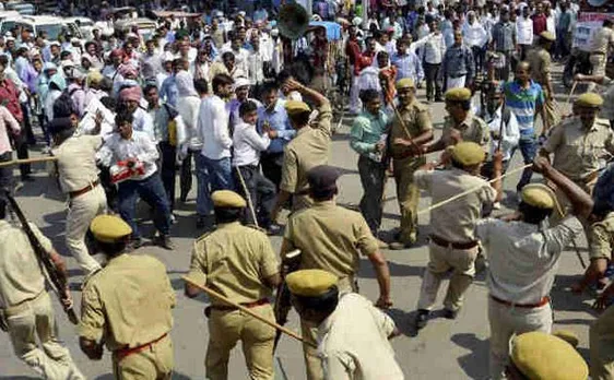 Four policemen injured after being attacked by a group in Bihar 
