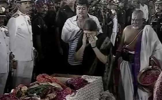 Jayalalithaa's closest aide Sasikala Natarajan performs amma's last rites