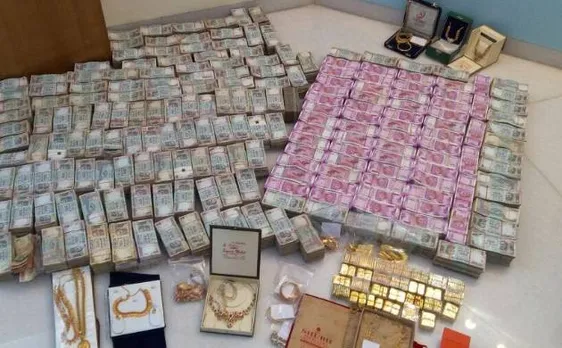 Watch: Rs 5.7cr in new Rs 2000 notes, 32kg in bullion seized from secret bathroom chamber of Hawala operator in Karnataka