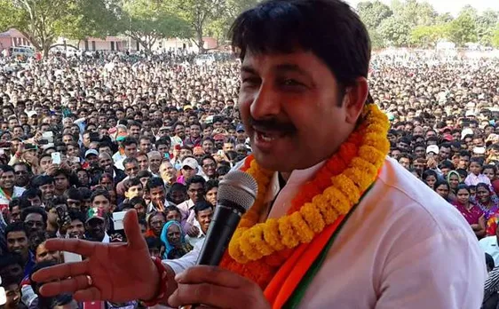 Delhi BJP Chief Manoj Tiwari takes Metro ride, promotes cashless transaction