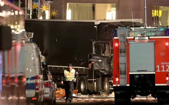 As world celebrates Christmas, Germany cops hunt for Berlin truck attacker