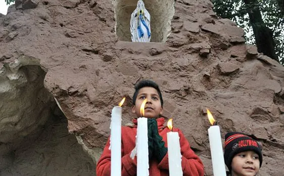 J-K: Special prayers conducted for world peace at Churches on Christmas in Srinagar