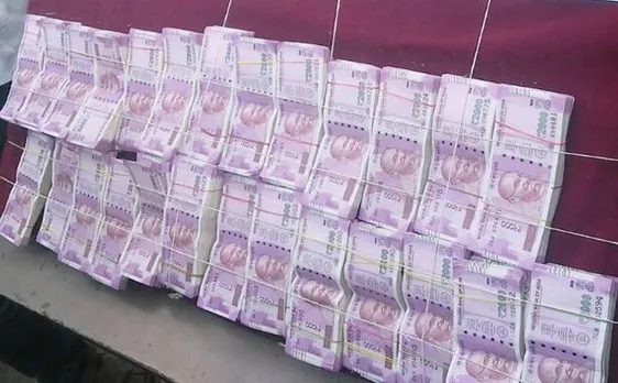 Watch Video | Rs 52.62 lakh in Rs 2,000 recovered from 14-member gang in Mandya district of Karnataka