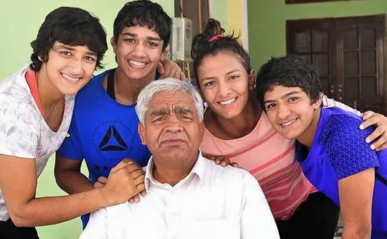 â€˜Dangalâ€™: Wrestler Geeta Phogat shares â€˜perfectâ€™ picture with her family, medals and Aamirâ€™s dialogue