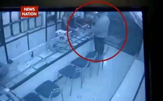 Watch | Swindler customer attempts to run away with jewellery worth lakhs, shop owner foils bid; hands him over to police in Bangalore