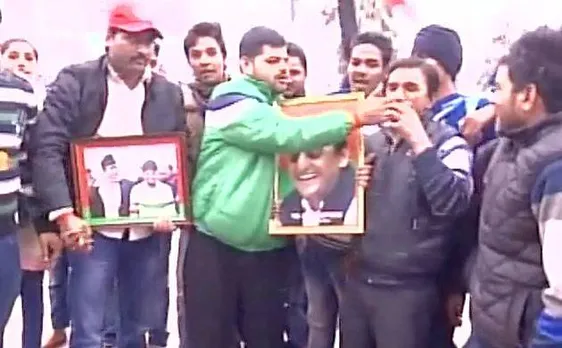 Supporters of CM Akhilesh, Ram Gopal Yadav celebrate their 'ghar wapasi' within 24hrs