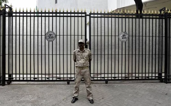 Demonetisation woes: Unable to exchange old currency, woman goes topless at RBI gate